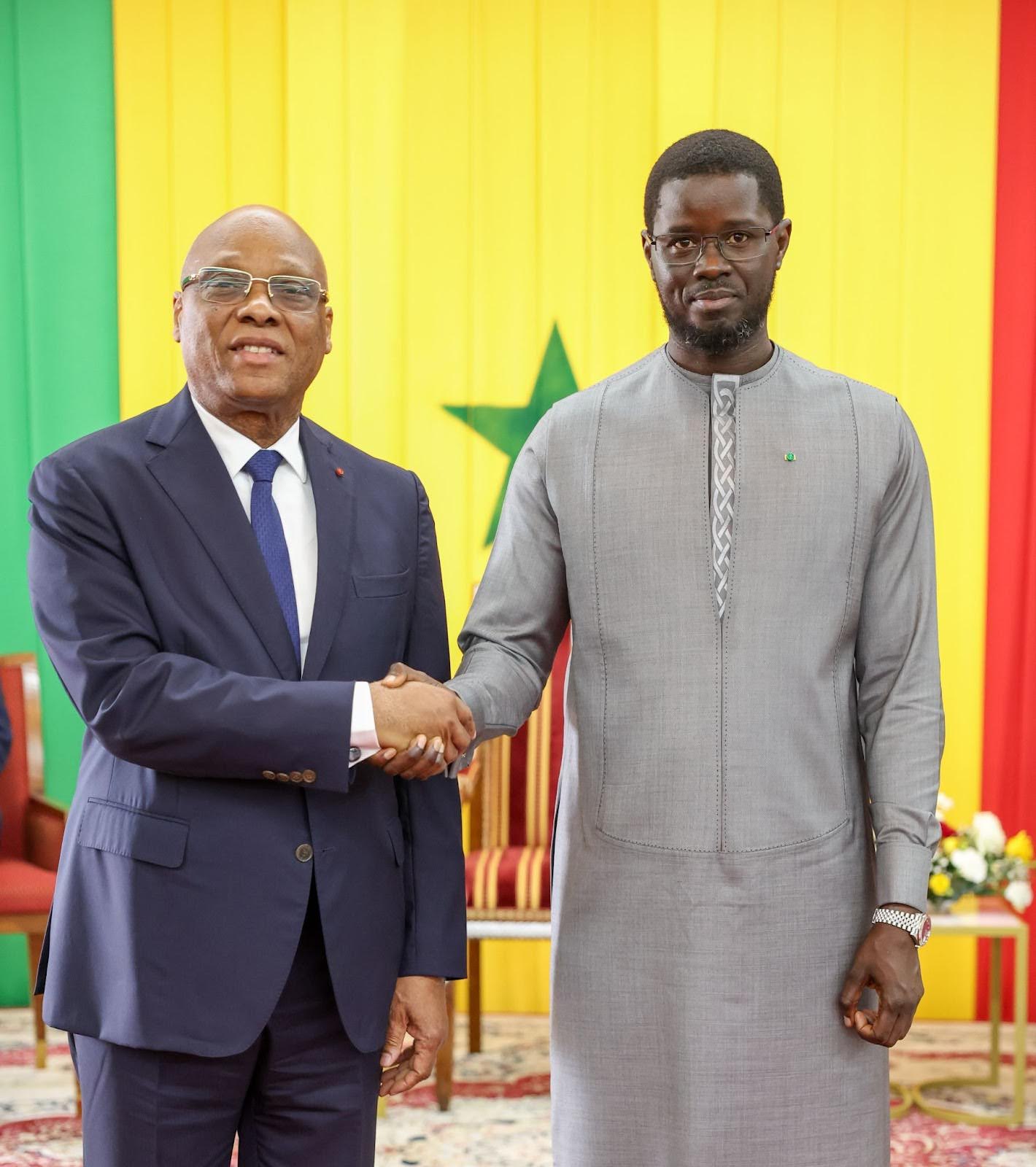 Poignée de main entre le Président Bassirou Diomaye Faye et le Gouverneur de la BCEAO, Monsieur Jean-Claude Kassi Brou, à l’occasion de la Cérémonie de présentation des vœux du Corps diplomatique accrédité au Sénégal