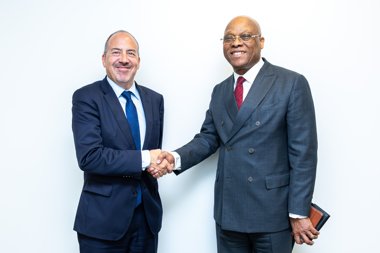 Poignée de mains entre le Gouverneur de la BCEAO et le Gouverneur de la Banque du Portugal