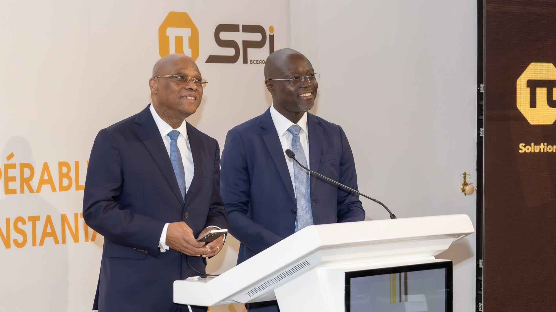Transaction symbolique de lancement de PI-SPI entre le Gouverneur Jean-Claude Kassi Brou et M. Guy-Martial Awona, Président de la Fédération des Associations de Banques et Etablissements Financiers de l’UEMOA (FAPBEF - UEMOA)