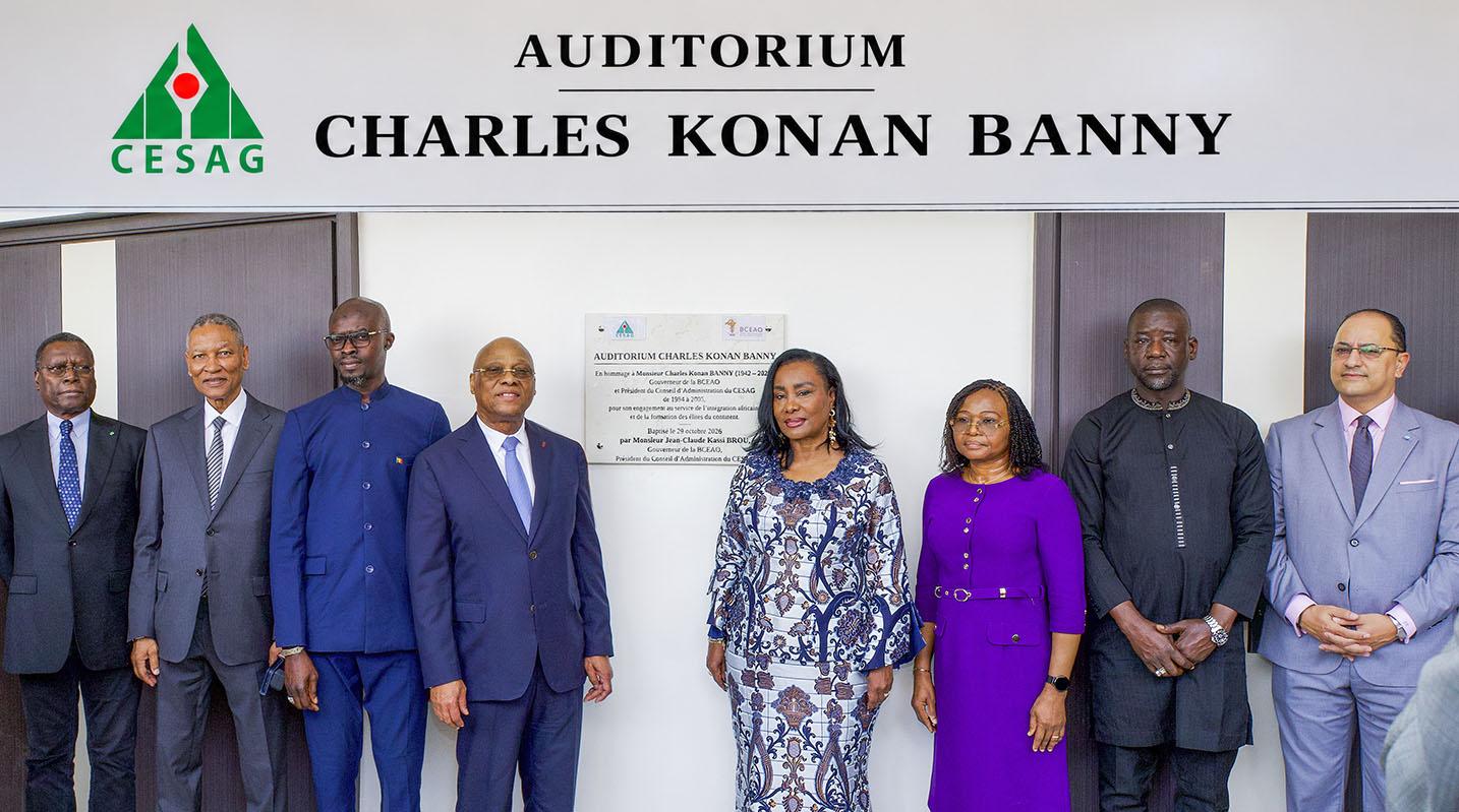 Photo de famille à l’issue du dévoilement de la plaque de l’Auditorium « Charles KONAN BANNY » du CESAG, le jeudi 29 octobre 2026 à Dakar