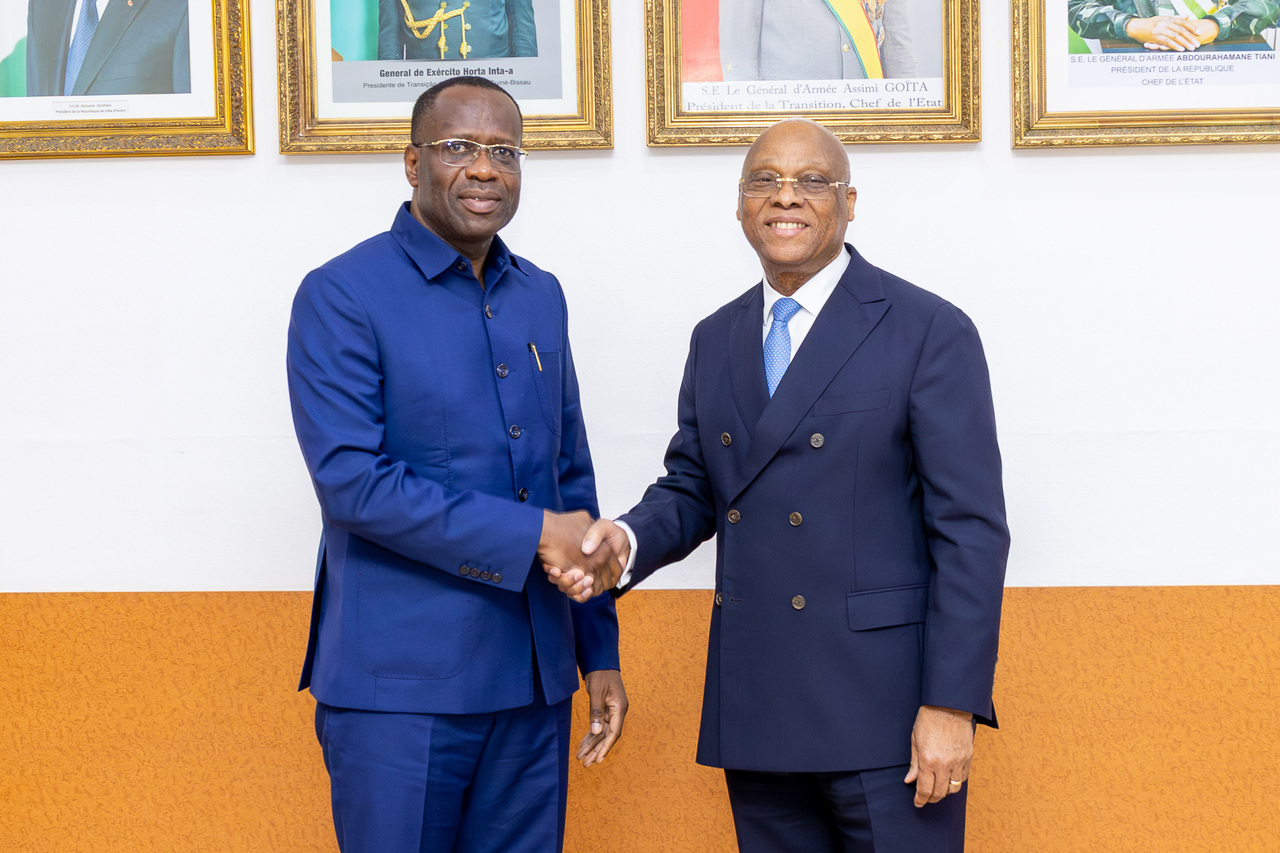 Poignée de main entre le Gouverneur de la BCEAO, Monsieur Jean-Claude Kassi BROU, et le Gouverneur de la Banque des Etats de l’Afrique Centrale, Monsieur Yvon SANA BANGUI