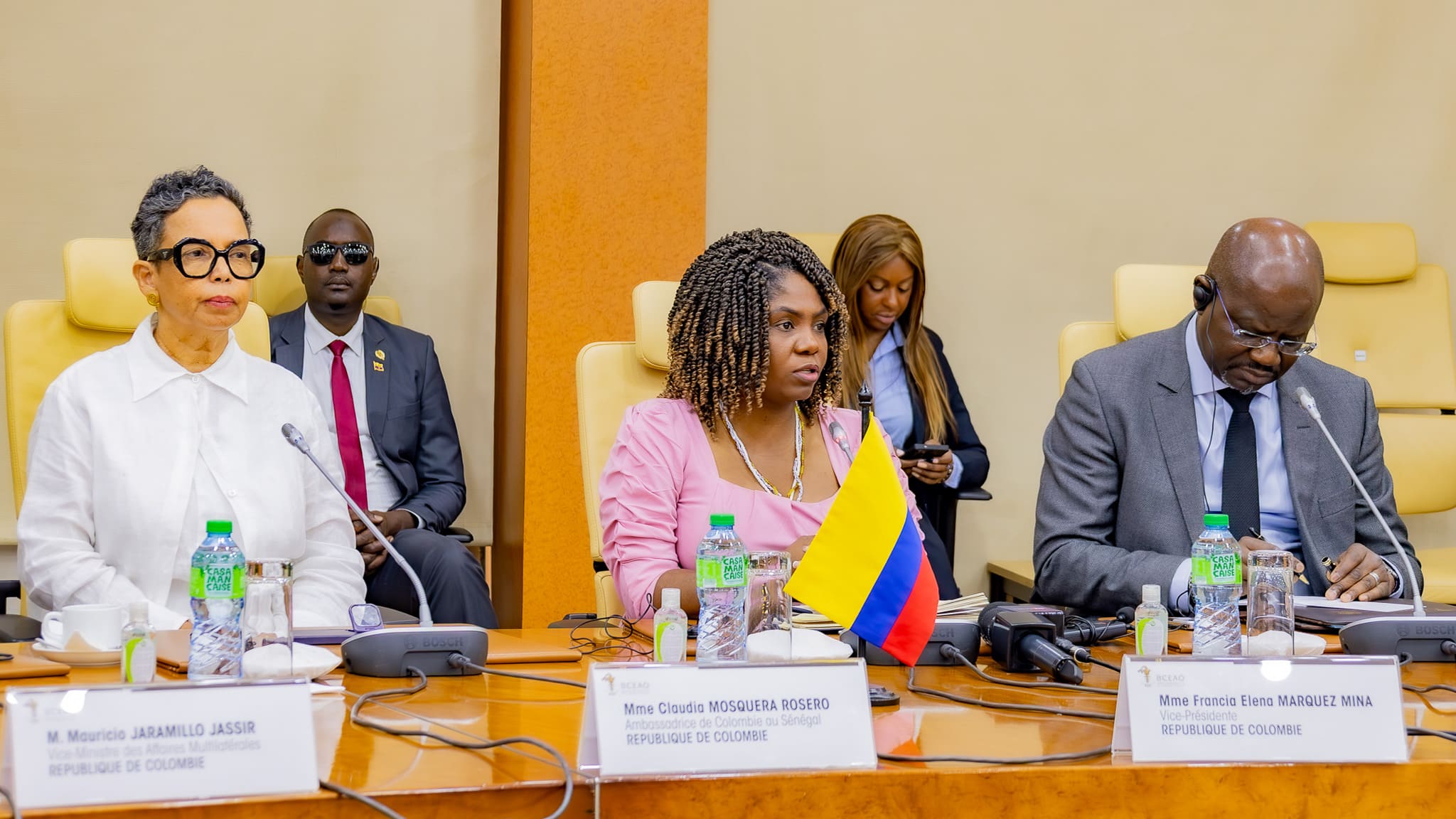 Son Excellence Madame Francia Márquez, Vice-Présidente de la République de Colombie avec à sa droite Madame Claudia Mosquera, Ambassadrice de Colombie au Sénégal et à sa gauche Monsieur Habib Thiam, Secrétaire Général de la BCEAO