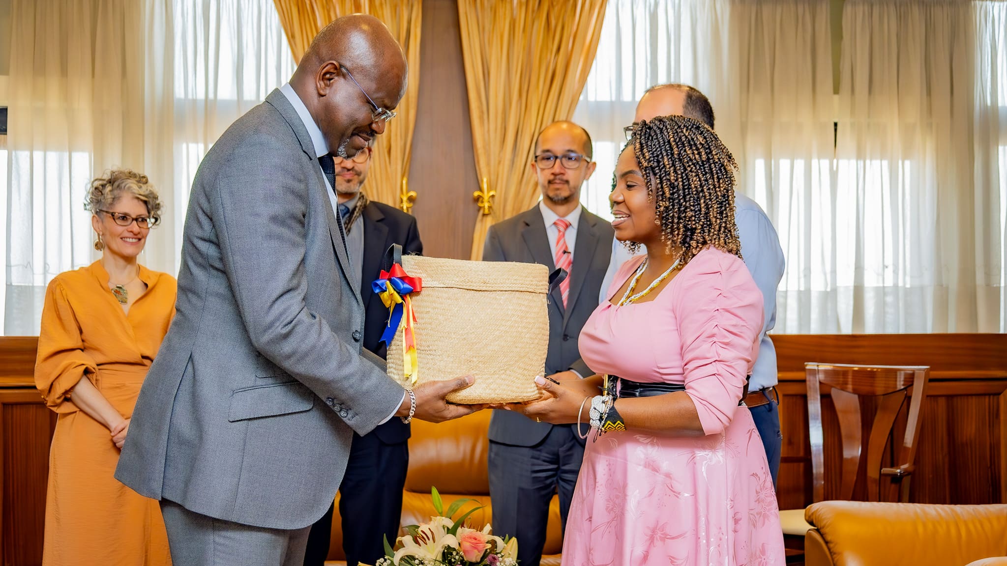 Monsieur le Secrétaire Général de la BCEAO recevant des mains de la Vice-Présidente le cadeau de la délégation colombienne